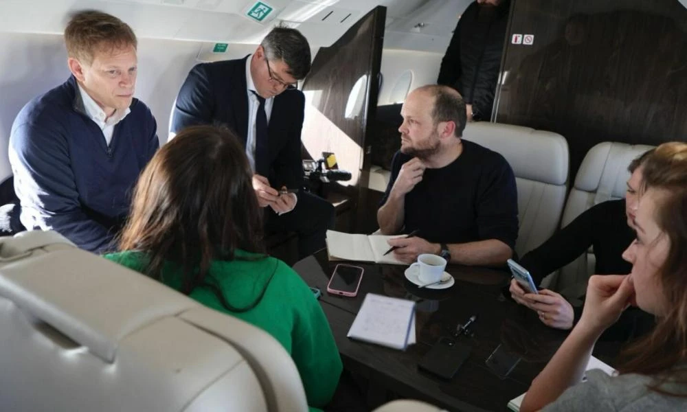 Σε θρίλερ μετατράπηκε η πτήση του Βρετανού ΥΠΑΜ-Οι Ρώσοι με ηλεκτρονική επίθεση "τύφλωσαν" το GPS του αεροσκάφος κοντά στο Καλίνινγκραντ
